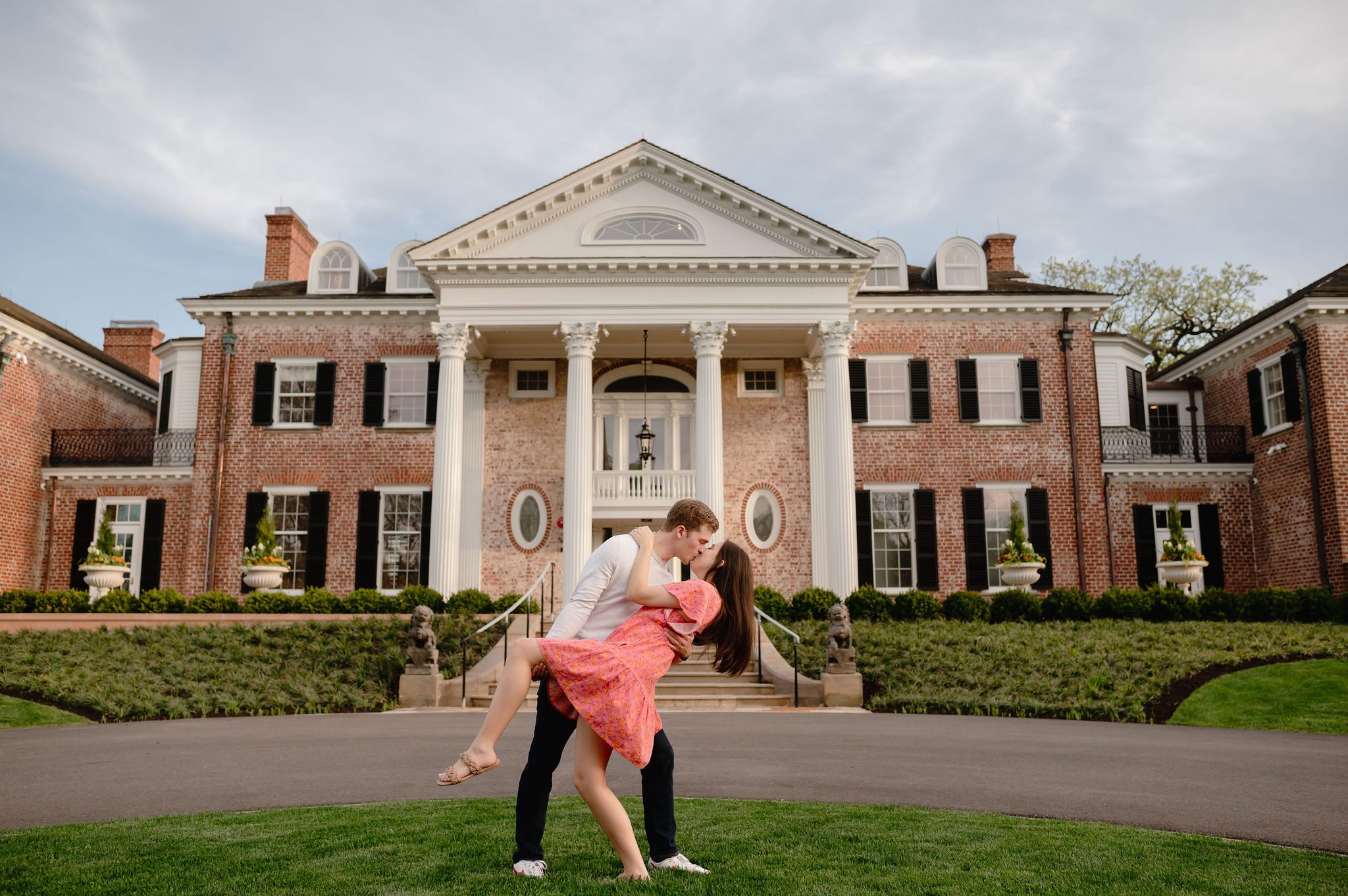 A couple does a dip in front of a mansion at Cantigny Park